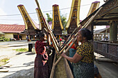 Frau stampft Reis in einem Rante, dem Zeremonialort für eine Torajan-Begräbniszeremonie in Rantepao, Toraja-Land, Südsulawesi, Indonesien