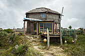 Verwittertes Holzhaus am Strand; Punta Del Diablo, Uruguay