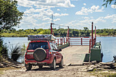 Fahrzeug an der Flussüberquerung, in der Nähe von Cebollati; Uruguay
