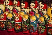 Matroschka-Puppen, auch bekannt als russische Nistpuppen; St. Petersburg, Russland.
