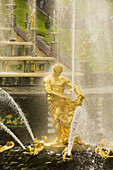 Orangerie-Brunnen mit der Darstellung eines Triton, der mit den Klauen eines Seeungeheuers kämpft, Peterhof-Brunnen am Sommerpalast, in der Nähe von St. Petersburg, Russland.