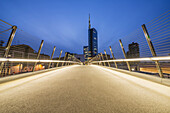 Ein Spazierweg und der Unicredit-Turm im Finanzviertel; Mailand, Lombardei, Italien.