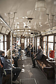 Fahrgäste in einer Straßenbahn; Mailand, Lombardei, Italien