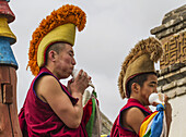 Buddhistische Mönche blasen Muschelschalen beim Larviran-Tempel im Erdene-Zuu-Kloster, Karakorum (Kharkhorin), vEvv?rkhangai-Provinz, Mongolei