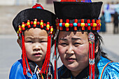 Junge und Frau in burjatischer Tracht auf dem Svlkhbaatar-Platz, Ulaanbaatar (Ulan Bator), Mongolei