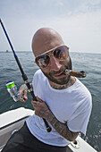 Fischer mit einer Zigarre im Mund, Hafen von Boston; Boston, Massachusetts, Vereinigte Staaten von Amerika