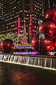 Weihnachtsdekoration in der Nähe der Radio City Music Hall; New York, New York, Vereinigte Staaten von Amerika