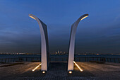 9/11 Postcards Memorial in der Dämmerung, North Shore Esplanade; Staten Island, New York, Vereinigte Staaten Von Amerika