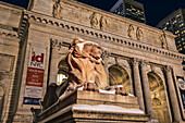 New York Public Library in der Abenddämmerung; New York City, New York, Vereinigte Staaten Von Amerika