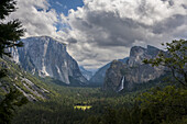 Wolken ziehen über das Yosemite Valley, mit den Bridalveil Falls auf der rechten Seite und El Capitan auf der linken Seite, Yosemite National Park; Kalifornien, Vereinigte Staaten von Amerika