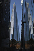Der Shard-Wolkenkratzer von Renzo Piano in der Nähe der London Bridge am Südufer, gesehen zwischen und gespiegelt in anderen neuen Bürogebäuden in der Nähe; London, England.