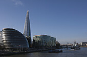 Der Shard-Wolkenkratzer und das Londoner Rathaus, Sitz der Greater London Authority, einschließlich des Bürgermeisters von London und der Londoner Versammlung, mit der Themse daneben; London, England