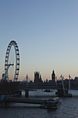 Die Themse im Zentrum Londons mit dem London Eye, den Houses of Parliament, Big Ben und der South Bank, einschließlich der Royal Festival Hall und der Hayward Gallery; London, England.