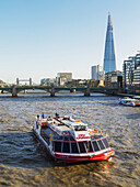 Blick auf die Shard von der Themse aus; London, England.