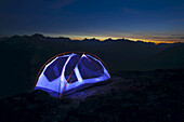 Lichtmalerei eines Backpacker-Zeltes hoch oben auf einem Berggipfel bei Sonnenuntergang; Skagway, Alaska, Vereinigte Staaten von Amerika