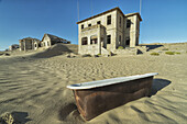 Verlassene Häuser mit einer im Sand liegenden alten Badewanne; Kolmanskop, Namibia