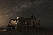 Die Milchstraße über einem verlassenen Haus; Kolmanskop, Namibia
