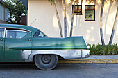 Oldtimer-Cadillac vor einem Haus geparkt; Varadero, Kuba