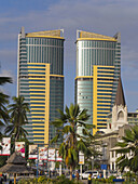 Zwillingsgebäude, St. Josephs-Kathedrale und Palmen; Dar Es Salaam, Tansania.