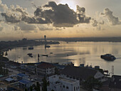 Der Hafen bei Sonnenuntergang; Dar Es Salaam, Tansania.