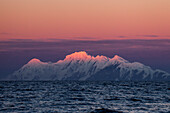 Smith Island mit rosa Himmel und leuchtenden Bergspitzen, Antarktische Halbinsel; Antarktis