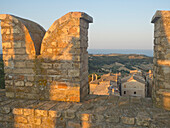 Blick vom zinnenbewehrten Turm auf das Aso-Tal, das adriatische Meer, Renaissance-Gebäude und Dächer; Moresco, Region Marken, Italien.
