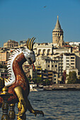 Galata-Turm und Skulptur in Beyoglu; Istanbul, Türkei