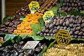 Getrocknete Früchte und Nüsse zum Verkauf auf dem Gewürzmarkt; Fatih, Istanbul, Türkei