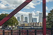 Canary Wharf vom Limehouse Basin in London, UK aus gesehen; London, England