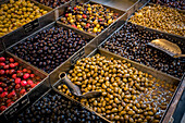 Oliven zum Verkauf auf dem Kadiköy-Markt in Kadiköy, Istanbul; Istanbul, Türkei.