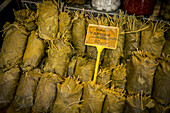 Weinblätter zum Verkauf auf dem Kadiköy-Markt in Kadiköy, Istanbul; Istanbul, Türkei.