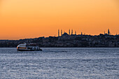 Blick auf die Blaue Moschee und die Hagia Sophia bei Sonnenuntergang von Kadikoy in Istanbul; Istanbul, Türkei