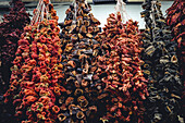 Getrocknetes Gemüse zum Verkauf auf dem Gewürzbasar; Istanbul, Türkei.