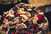 Getrocknete Blumen und Früchte als Tee zum Verkauf auf dem Gewürzbasar; Istanbul, Türkei.