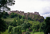 Schloss auf einer Bergkuppe