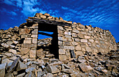 Die bröckelnden Mauern der archäologischen Stätte von Chanquillo, die auf 350 v. Chr. datiert ist, befinden sich direkt an der Panamerikanischen Autobahn nördlich von Lima und südlich von Casma.  Mehrere Türme, die von konzentrischen Mauern umgeben sind, bilden die Überreste der Festung. Umgeben von einer ausgedörrten Landschaft mit Sanddünen ist nur wenig über die zerfallene Struktur bekannt.    Mangels finanzieller Mittel wurde die archäologische Stätte nicht ausgegraben, aber es wird vermutet, dass die Steinmauern eher für rituelle als für reale Kämpfe genutzt wurden; Chanquillo, Casma, Per