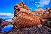 Die spektakuläre Formation mit leuchtenden Farben in Wirbeln aus brüchigem Sandstein ist als The Wave bekannt und befindet sich im Abschnitt Coyote Buttes des Vermilion Cliffs National Monument. Ein unmarkierter Wildnispfad begrenzt Wanderer und erfordert eine Genehmigung des Bureau of Land Management; Arizona, Vereinigte Staaten von Amerika