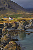 Haus und basaltische Lavafelsen bei Arnastapi, Snaefellsnes, Island; Island