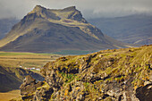 Zerklüftete und gebirgige Landschaft auf der Insel Dyrholaey, in der Nähe von Vik, Südisland; Insel Dyrholaey, Island.