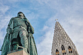 Statue von Leif Erikson an der Hallgrimskirkja Kirche in Reykjavik; Reykjavik, Island.