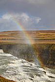 Regenbogen im Nebel über den Gullfoss-Wasserfällen im Goldenen Kreis in Island; Island