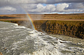 Regenbogen im Nebel über den Gullfoss-Wasserfällen im Goldenen Kreis in Island; Island