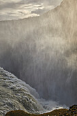 Spritzer und Nebel über dem Gullfoss-Wasserfall im Goldenen Kreis in Island; Island