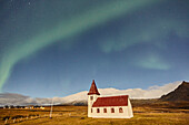 Nordlicht über einer Kirche in Hellnar, Snaefellsnes-Halbinsel, Westküste von Island; Hellnar, Island