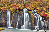 Wasserfall Hraunfossar, bei Reykholt, im Westen Islands; Island.