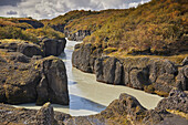 Ruhiger Fluss Hvita fließt durch eine Schlucht in der Nähe von Geysir, im Goldenen Kreis im Süden Islands; Island