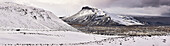 Schneebedeckte Berge im Frühwinter im Kaldidalur-Tal, vom Langjokull-Gletscher aus gesehen, im westlichen Hochland von Westisland; Island