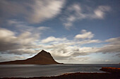 Nachthimmel über dem Berg Kirkjurfell, Grundarfjordur, Snaefellsnes-Halbinsel, Westküste Islands; Island