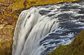 Nahaufnahme des Skogafoss-Wasserfalls in Südisland; Island