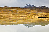 Berge spiegeln sich in einem ruhigen See am Valafell-Pass in der Nähe von Olafsvik, Snaefellsnes-Halbinsel, Westküste Islands; Island.